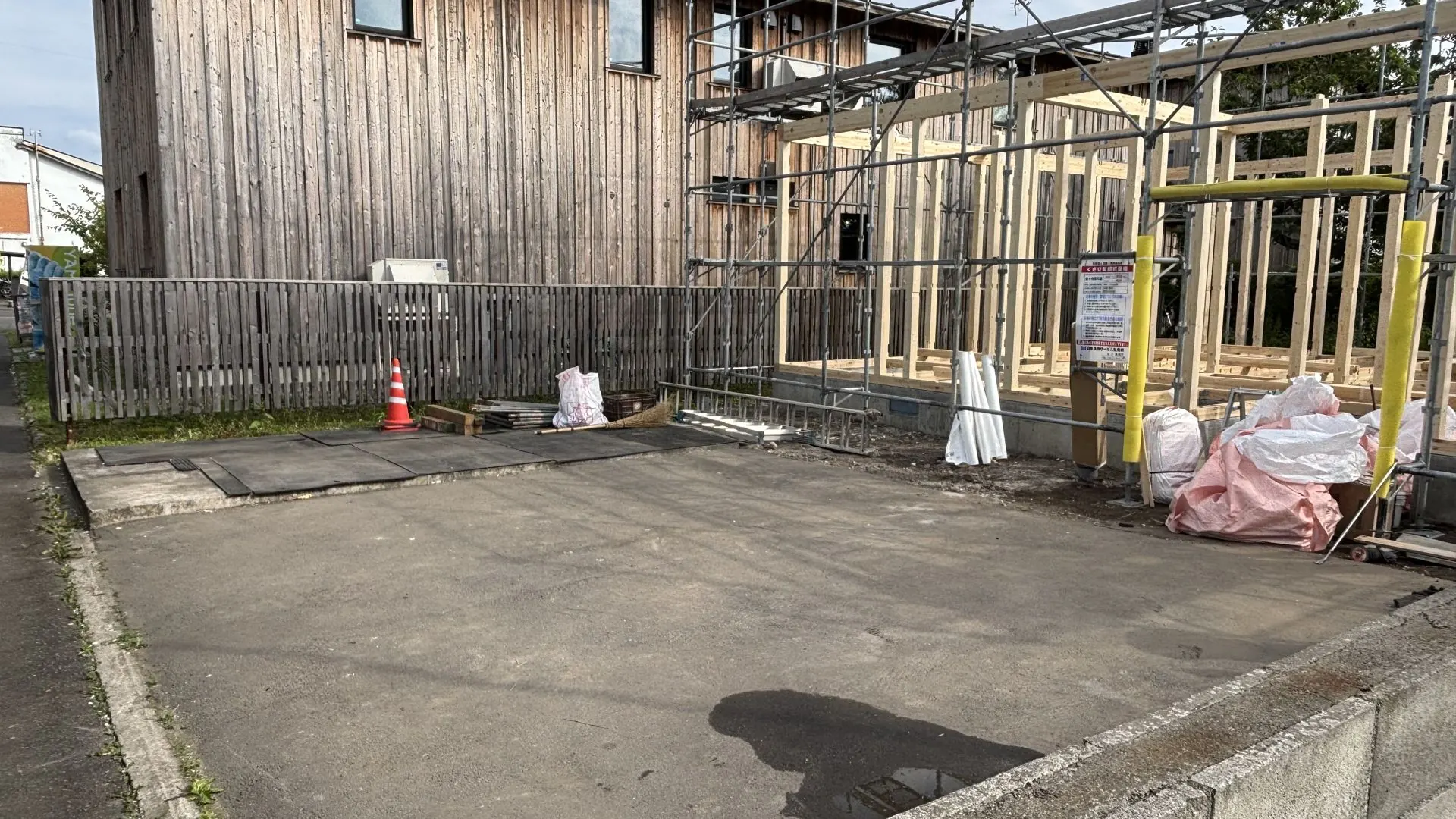 足場を組んだ解体現場